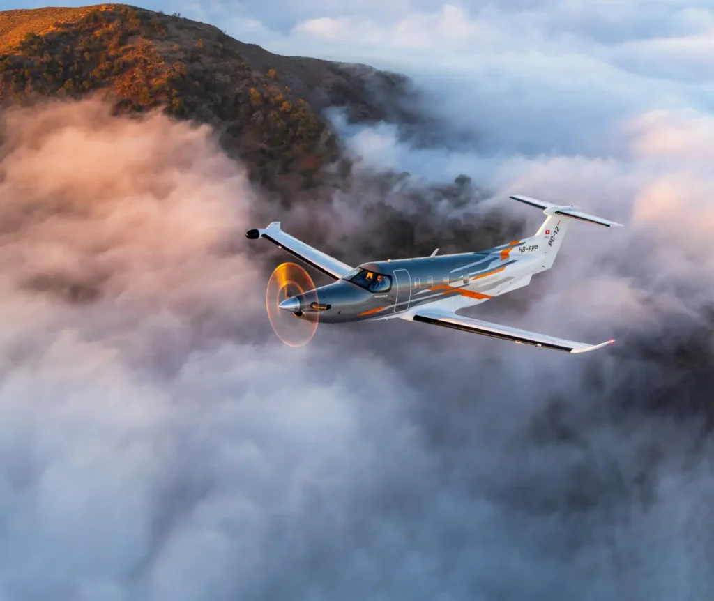 Pilatus PC-12 PRO em voo em imagem oficial usada na cobertura dos resultados de 2025