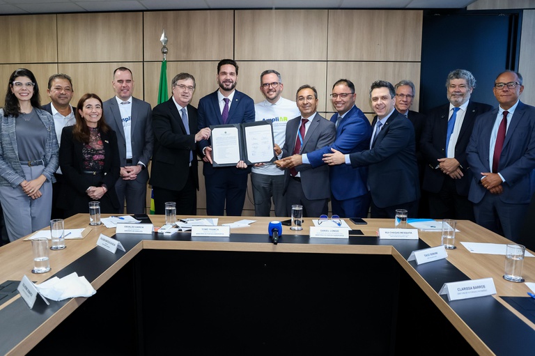 Assinatura do termo aditivo que amplia a concessão da GRU Airport para 12 aeroportos regionais