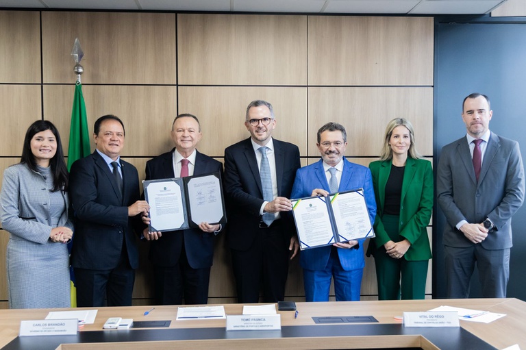 Assinatura de termo para obras no Aeroporto de Barra do Corda, no Maranhão