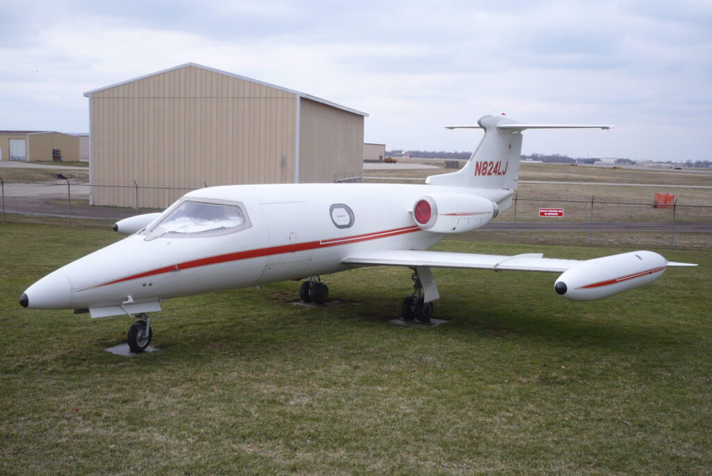 Learjet 23 preservado no Air Zoo, aeronave que simboliza o nascimento comercial da marca
