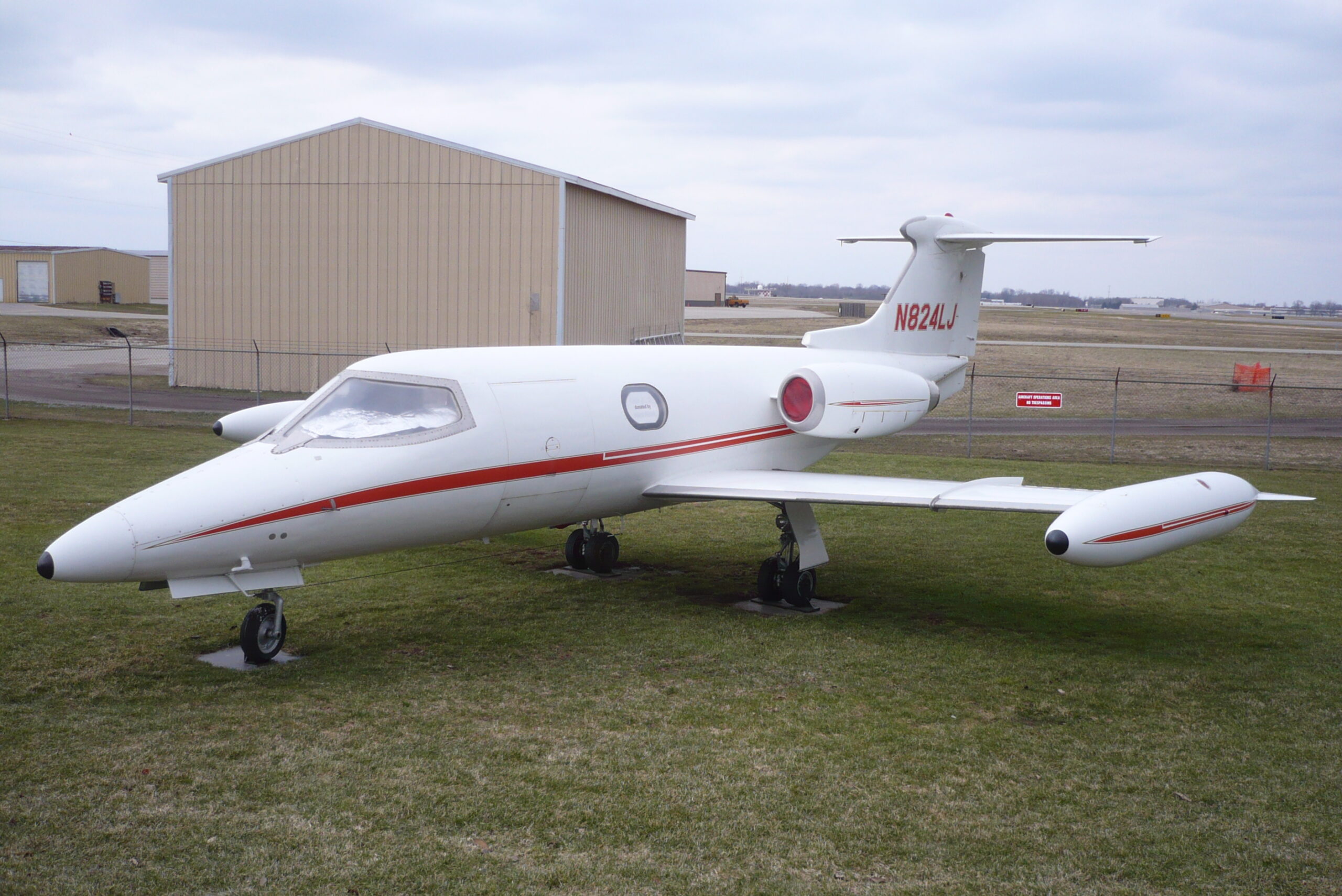 Learjet preservado em museu, imagem usada na abertura da história de Bill Lear e do Learjet
