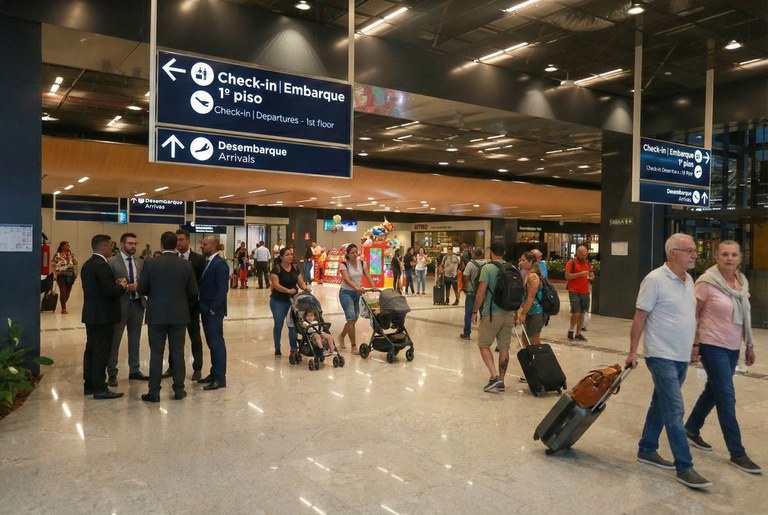 Vista aérea de aeroporto no Sul do Brasil, região que superou 7,8 milhões de passageiros em fevereiro de 2026