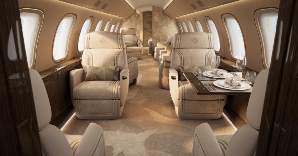 Interior da cabine do Global 8000 na parceria Bombardier e Elie Saab, com linhas arquitetônicas limpas e paleta de cores harmoniosa