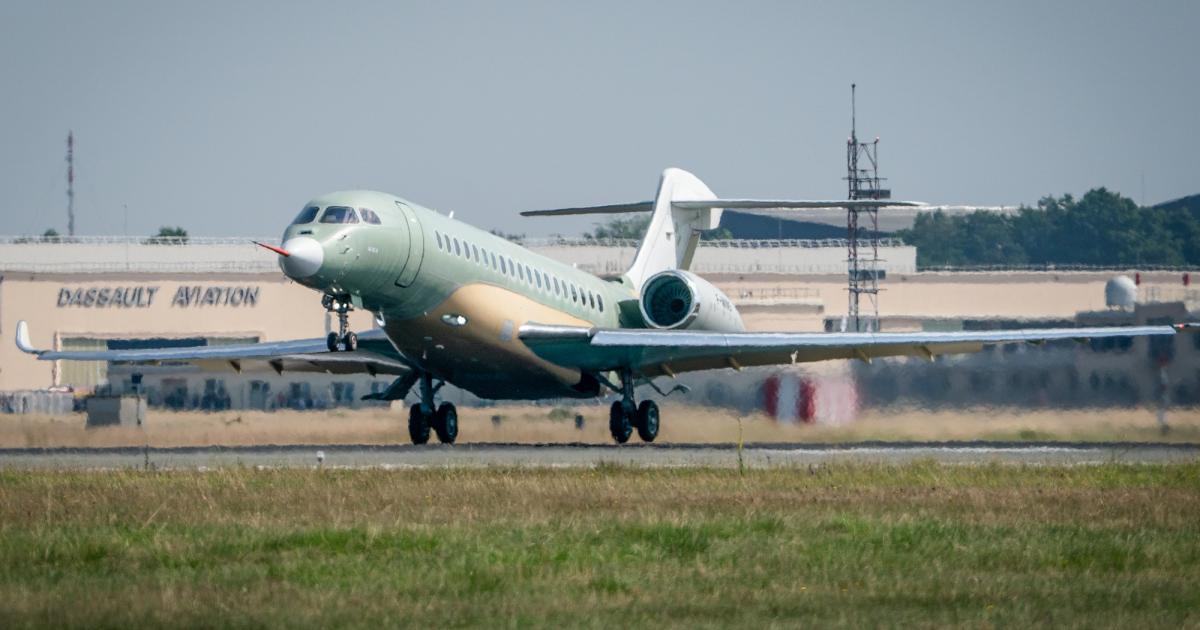 Dassault Falcon 10X durante o primeiro voo, jato executivo de longo alcance com a cabine mais larga do segmento