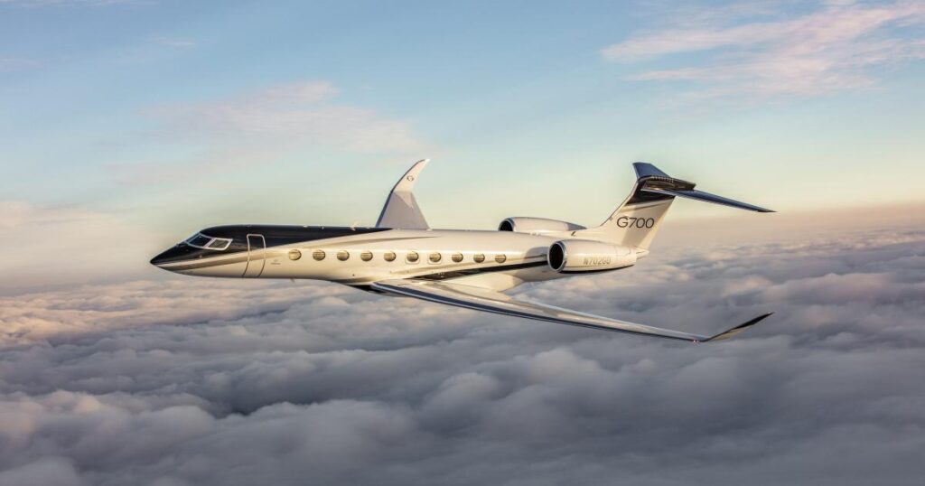 Gulfstream G700 em voo, jato executivo de longo alcance que ultrapassou 100 recordes de velocidade e mais de 100 entregas