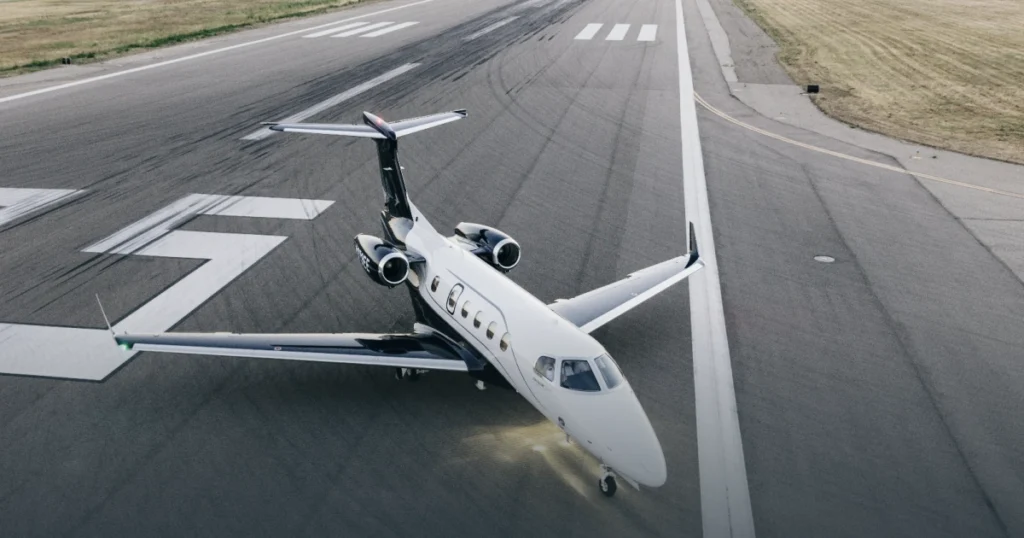Tela do sistema Gogo Galileo HDX em uma aeronave executiva, usada para ilustrar a chegada da conectividade ao Brasil