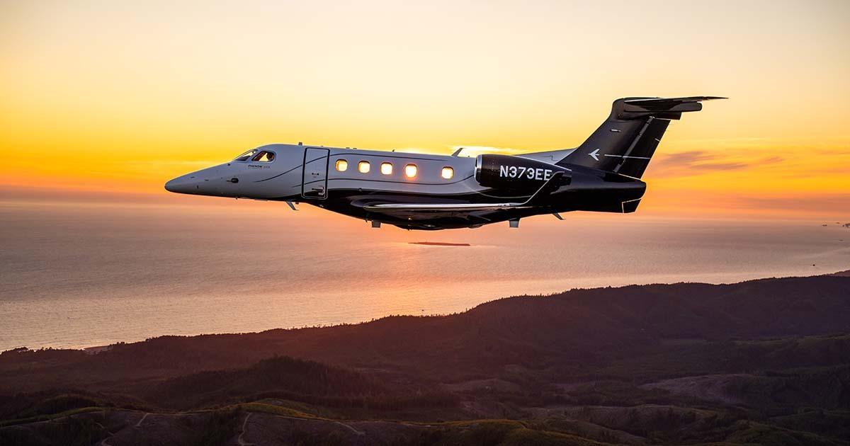 Jato executivo Embraer Phenom 300 em solo, modelo que sustenta o volume de entregas da divisão de aviação executiva da fabricante brasileira